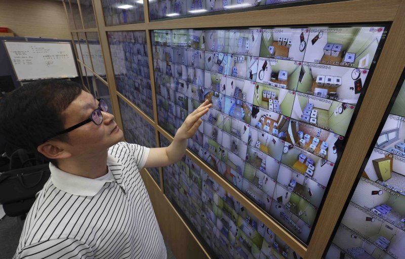 [과천=뉴시스] 김근수 기자 = 제21대 대통령선거를 일주일 앞둔 27일 경기 과천시 중앙선거관리위원회 관내 사전투표함CCTV 통합관제센터에서 직원이 모니터링을 하고 있다. 2025.05.27. ks@newsis.com