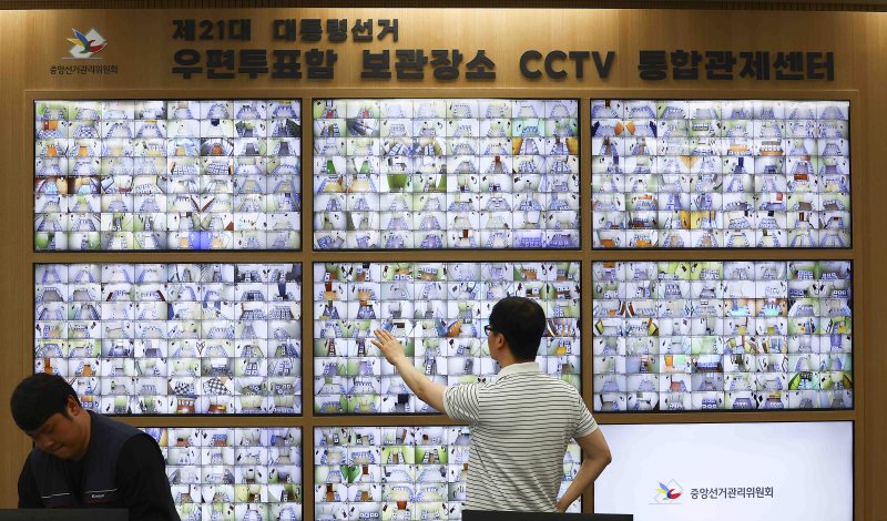 [과천=뉴시스] 김근수 기자 = 제21대 대통령선거를 일주일 앞둔 27일 경기 과천시 중앙선거관리위원회 관내 사전투표함CCTV 통합관제센터에서 직원이 모니터링을 하고 있다. 2025.05.27. ks@newsis.com