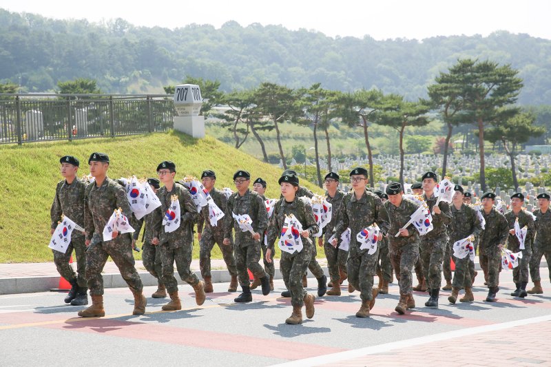 국방정신전력원 교직원과 교육생들이 27일 대전 유성구 국립대전현충원에서 태극기 꽂기 봉사활동을 하고 있다.(자료사진) 국방정신전력원 안전한 바카라 사이트