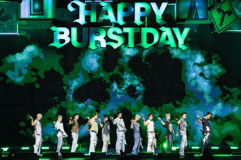 대세 그룹 '세븐틴'이 25일 오후 서울 서초구 잠수교에서 데뷔 10주년 기념 '비-데이 파티: 버스트 스테이지 @잠수교(B-DAY PARTY : BURST Stage @잠수교)'를 펼치고 있다. 잠수교에서 공연한 K팝 가수는 세븐틴이 처음이다. 뉴시스