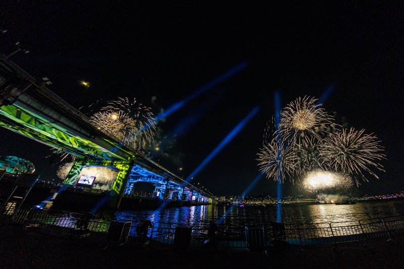 세븐틴, 10주년 '비-데이 파티' 사흘에 35만 인파 몰렸다