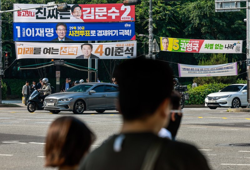 [서울=뉴시스] 정병혁 기자 = 제21대 대통령 선거를 일주일 앞둔 27일 서울 마포구 공덕오거리에 이재명 더불어민주당 대선후보, 김문수 국민의힘 대선후보, 이준석 개혁신당 대선후보, 권영국 민주노동당 대선후보의 현수막이 걸려 있다. 2025.05.27. jhope@newsis.com