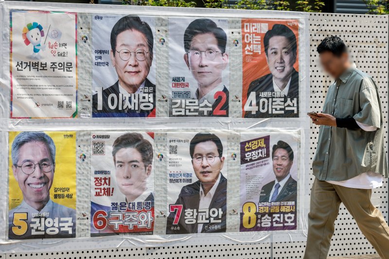 [서울=뉴시스] 정병혁 기자 = 제21대 대통령 선거를 일주일 앞둔 27일 서울 용산구 이태원에 벽보가 걸려있다. 2025.05.27. jhope@newsis.com