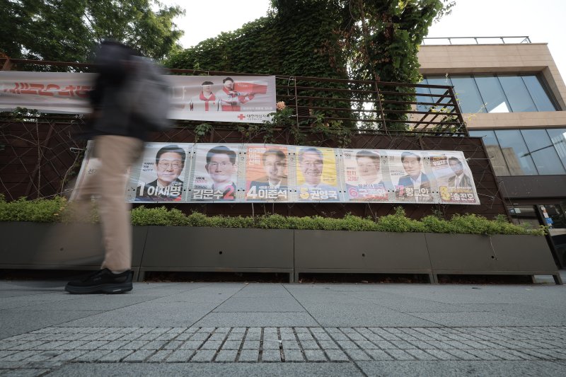 [서울=뉴시스] 정병혁 기자 = 제21대 대통령 선거를 일주일 앞둔 27일 서울 종로구 삼청동에 선거 벽보가 걸려있다. 2025.05.27. jhope@newsis.com