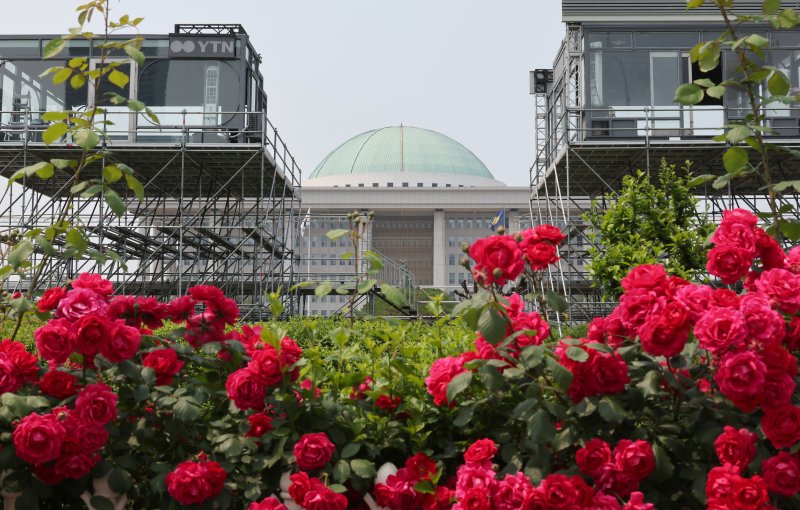 [서울=뉴시스] 조성우 기자 = 제21대 대통령 선거를 일주일 앞둔 27일 오후 서울 여의도 국회 경내에 대선 및 취임식 중계를 위한 방송사 스튜디오가 설치되고 있다. 2025.05.27. xconfind@newsis.com