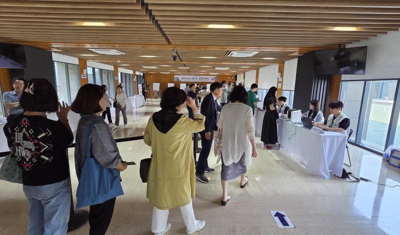 [베이징=뉴시스] 박정규 특파원 = 해외에 거주·체류하는 유권자들을 위한 제21대 대통령선거 재외투표가 20일 오전 시작된 가운데 중국 베이징 주중대사관에 마련된 투표소에서 유권자들이 줄을 서서 차례를 기다리고 있다. 2025.05.20 pjk76@newsis.com