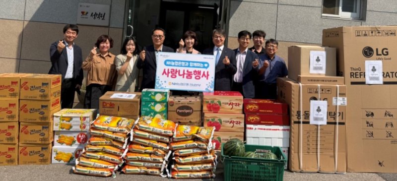 [무안=뉴시스] NH농협은행 전남본부는 26일 목포 관내 아동복지시설인 성덕원을 방문해 500만원 상당의 가전제품과 식료품 기부를 통해 따뜻한 나눔을 실천했다. (사진=전남농협 제공) 2025.05.27. photo@newsis.com *재판매 및 DB 금지