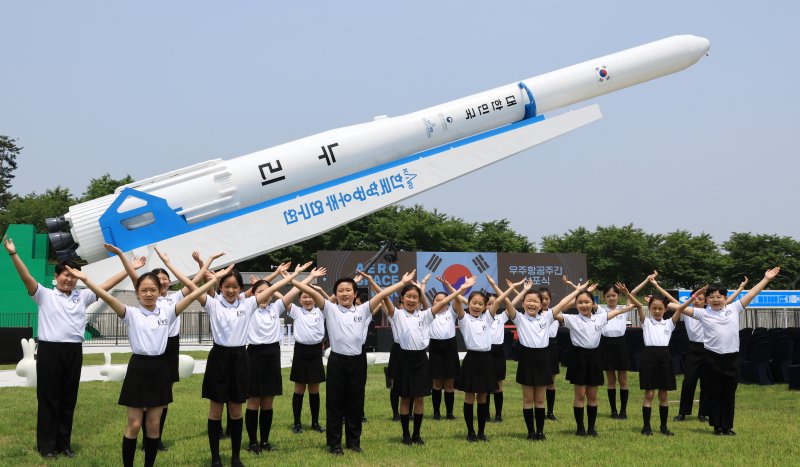 지난 5월 27일 경기도 과천시 국립과천과학관 다목적광장에서 열린 우주항공주간 선포식에 전시된 누리호 실물 모형을 배경으로 대전시민천문대 어린이 합창단원들이 기념촬영을 하고 있는 모습. 사진=연합뉴스