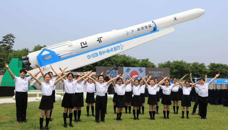 지난 27일 경기도 과천시 국립과천과학관 다목적광장에서 열린 우주항공주간 선포식의 축하공연을 한 대전시민천문대 어린이 합창단원들이 누리호 실물 모형을 배경으로 사진촬영을 하고 있다. 연합뉴스