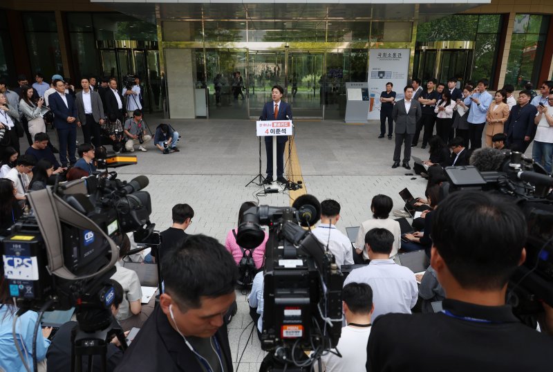 [서울=뉴시스] 고승민 기자 = 이준석 개혁신당 대선 후보가 27일 서울 여의도 국회 소통관 앞에서 단일화 관련 기자회견을 하고 있다. 2025.05.27. kkssmm99@newsis.com