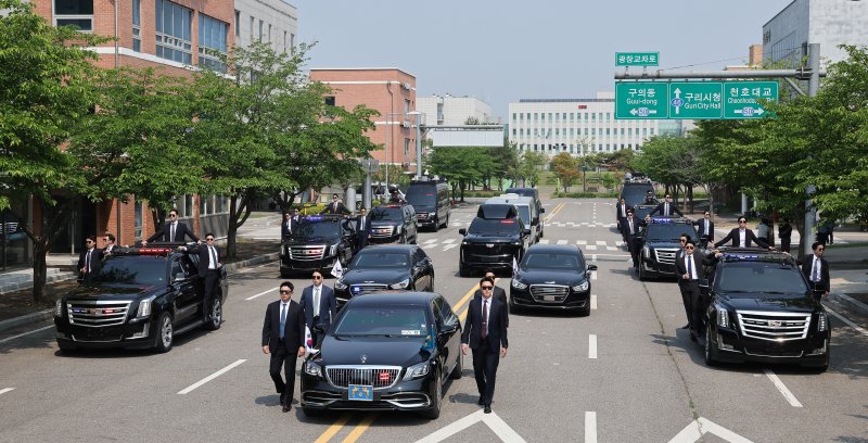 대통령경호처가 제21대 대통령 취임식을 일주일 앞둔 27일 서울 강서구 경호안전교육원에서 대통령의 절대 안전 확보를 위한 경호 훈련 현장을 언론에 공개했다. 경호요원들이 대통령취임식 차량퍼레이드를 시연하고 있다. (공동취재) 2025.5.27/뉴스1 ⓒ News1 허경 기자