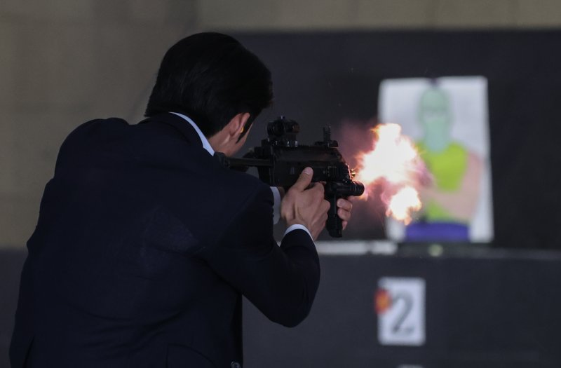 대통령경호처가 제21대 대통령 취임식을 일주일 앞둔 27일 서울 강서구 경호안전교육원에서 대통령의 절대 안전 확보를 위한 경호 훈련 현장을 언론에 공개했다. 경호요원들이 사격훈련을 하고 있다. 2025.5.27/뉴스1 ⓒ News1 허경 기자