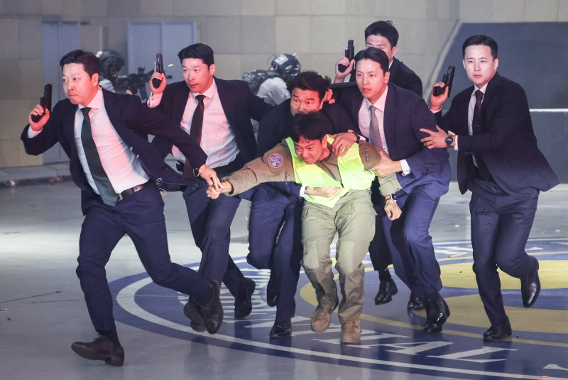 대통령경호처가 제21대 대통령 취임식을 일주일 앞둔 27일 서울 강서구 경호안전교육원에서 대통령의 절대 안전 확보를 위한 경호 훈련 현장을 언론에 공개했다. 경호요원들이 총격상황 조치 훈련을 하고 있다. 2025.5.27/뉴스1 ⓒ News1 허경 기자