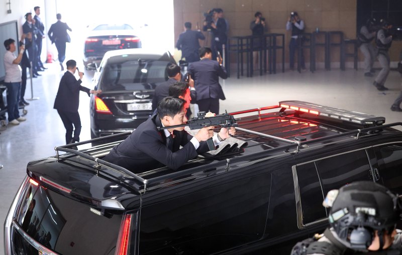 대통령경호처가 제21대 대통령 취임식을 일주일 앞둔 27일 서울 강서구 경호안전교육원에서 대통령의 절대 안전 확보를 위한 경호 훈련 현장을 언론에 공개했다. 경호요원들이 총격상황 조치 훈련을 하고 있다. (공동취재) 2025.5.27/뉴스1 ⓒ News1 허경 기자