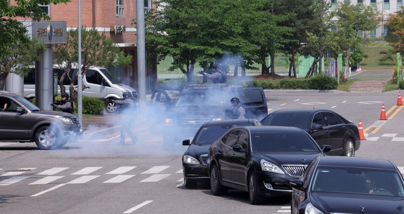 대통령경호처가 제21대 대통령 취임식을 일주일 앞둔 27일 서울 강서구 경호안전교육원에서 대통령의 절대 안전 확보를 위한 경호 훈련 현장을 언론에 공개했다. 경호요원들이 장애물 및 강습차량 회피 기동훈련을 하고 있다. (공동취재) 2025.5.27/뉴스1 ⓒ News1 허경 기자