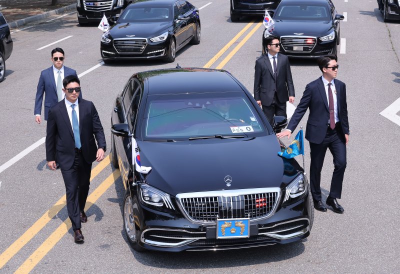 대통령경호처가 제21대 대통령 취임식을 일주일 앞둔 27일 서울 강서구 경호안전교육원에서 대통령의 절대 안전 확보를 위한 경호 훈련 현장을 언론에 공개했다. 경호요원들이 대통령취임식 차량퍼레이드를 시연하고 있다. (공동취재) 2025.5.27/뉴스1 ⓒ News1 허경 기자