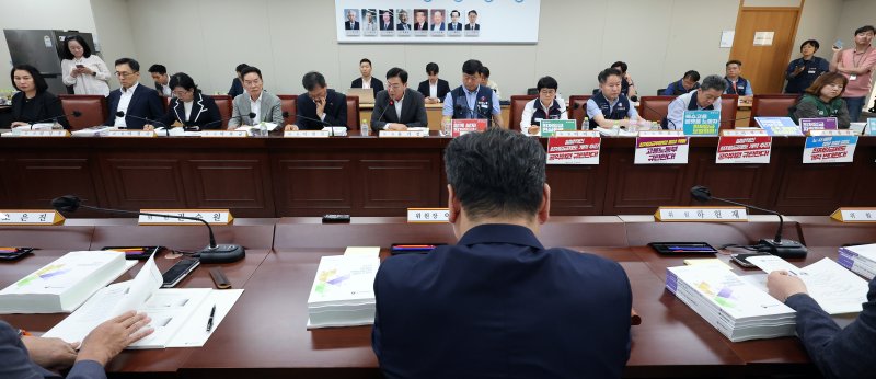 "소상공인 어려워..최저임금 차등적용" vs. "특고 최저임금 확대적용"