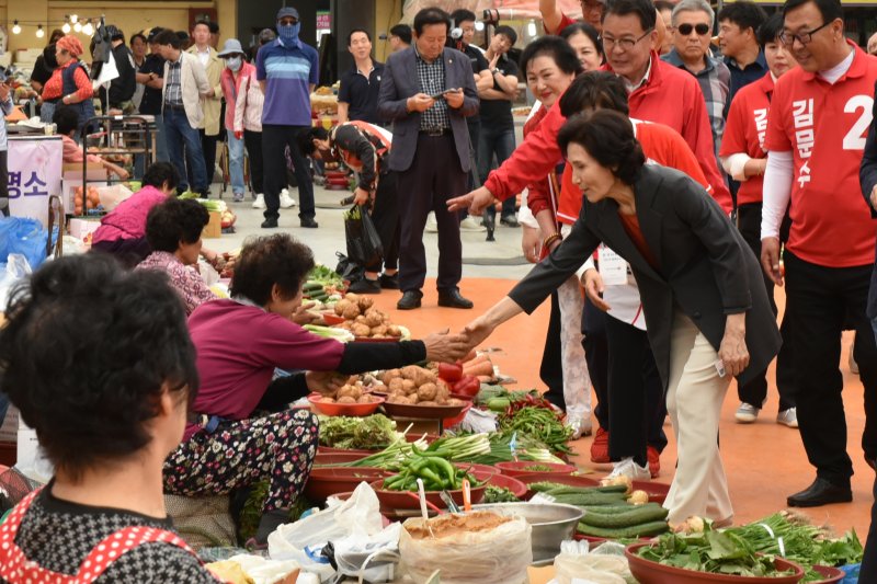 김문수 국민의힘 대통령 후보의 아내인 설난영 여사가 27일 호남 최대 재래시장인 전남 순천시 풍덕동 아랫장을 찾아 상인과 인사하고 있다. 2025.5.27/뉴스1 ⓒ News1 김동수 기자