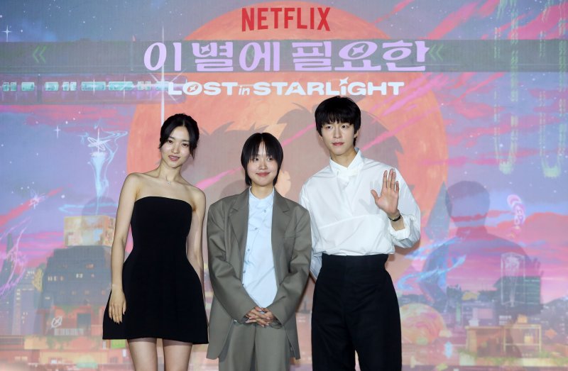 배우 김태리(왼쪽), 한지원 안전 바카라사이트, 홍경이 27일 오후 서울 광진구 롯데시네마 건대입구에서 열린 넷플릭스 애니메이션 영화 '이 별에 필요한' 언론시사회에서 포즈를 취하고 있다. 뉴시스화상