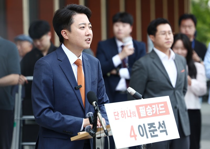 이준석 개혁신당 대통령 후보가 27일 오후 서울 여의도 국회 소통관 앞에서 긴급 기자회견을 하고 있다. 2025.5.27/뉴스1 ⓒ News1 김민지 기자