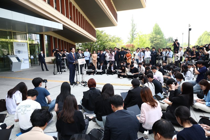 이준석 개혁신당 대통령 후보가 27일 오후 서울 여의도 국회 소통관 앞에서 긴급 기자회견을 하고 있다. 2025.5.27/뉴스1 ⓒ News1 김민지 기자