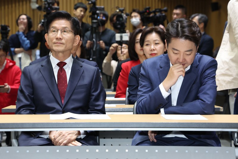 김문수 국민의힘 대통령 후보(왼쪽)와 이준석 개혁신당 대통령 후보가 19일 오전 서울 중구 서울시청에서 열린 '약자와 동행하는 서울 토론회'에 참석해 나란히 앉아 있다. 2025.5.19/뉴스1 ⓒ News1 민경석 기자