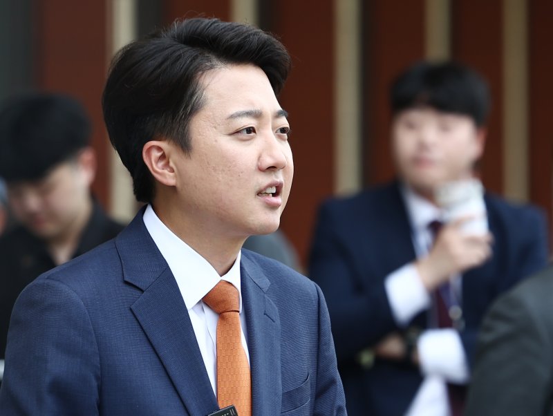 이준석 개혁신당 대통령 후보가 27일 오후 서울 여의도 국회 소통관 앞에서 긴급 기자회견을 하기 위해 이동하고 있다. 2025.5.27/뉴스1 ⓒ News1 김민지 기자