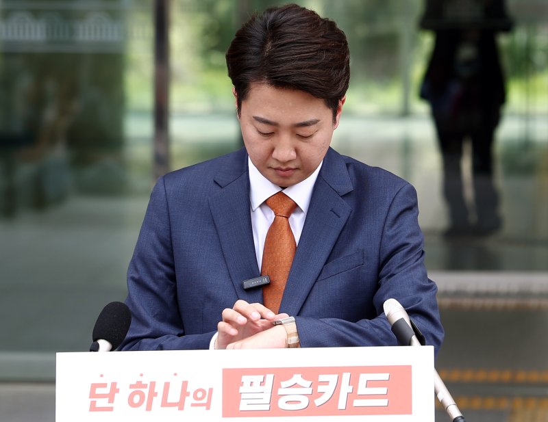 이준석 개혁신당 대통령 후보가 27일 오후 서울 여의도 국회 소통관 앞에서 긴급 기자회견에 앞서 시계를 확인하고 있다. 2025.5.27/뉴스1 ⓒ News1 김민지 기자