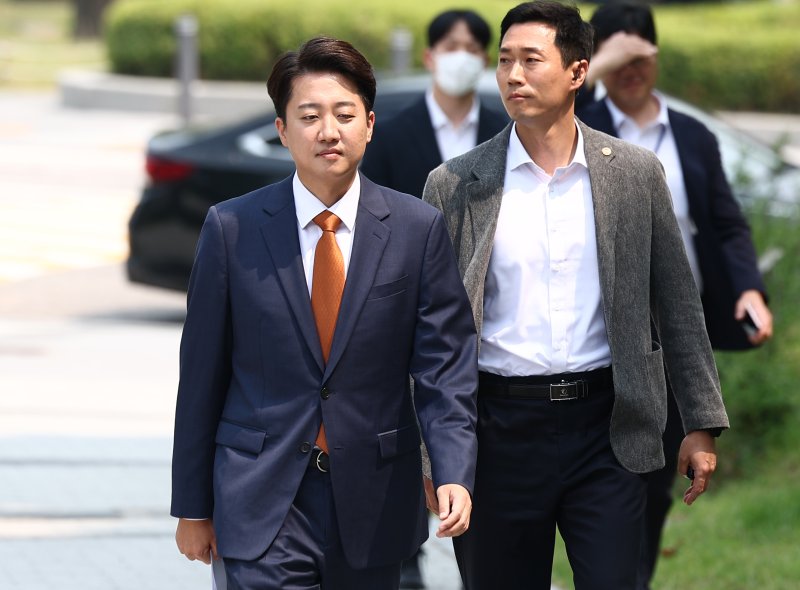 이준석 개혁신당 대통령 후보가 27일 오후 서울 여의도 국회 소통관 앞에서 긴급 기자회견을 하기 위해 이동하고 있다. 2025.5.27/뉴스1 ⓒ News1 김민지 기자