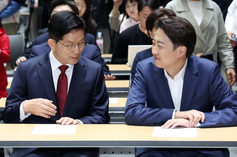 김문수 국민의힘 대통령 후보(왼쪽)와 이준석 개혁신당 대통령 후보가 19일 오전 서울 중구 서울시청에서 열린 '약자와 동행하는 서울 토론회'에 참석해 나란히 앉아 있다. 2025.5.19/뉴스1 ⓒ News1 민경석 기자