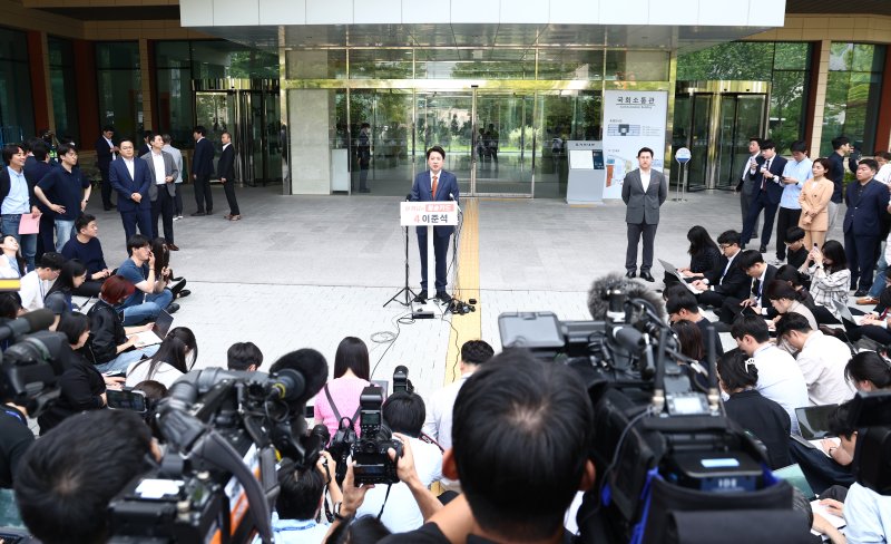 이준석 개혁신당 대통령 후보가 27일 오후 서울 여의도 국회 소통관 앞에서 긴급 기자회견을 하고 있다. 2025.5.27/뉴스1 ⓒ News1 김민지 기자