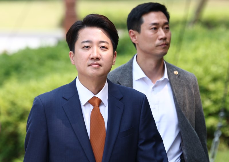 이준석 개혁신당 대통령 후보가 27일 오후 서울 여의도 국회 소통관 앞에서 긴급 기자회견을 하기 위해 이동하고 있다. 2025.5.27/뉴스1 ⓒ News1 김민지 기자