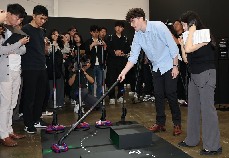 네이슨 로슨 맥클린 다이슨 시니어 엔지니어링 매니저가 26일 서울 성동구 무신사 스퀘어 성수4에서 열린 '다이슨 펜슬백(Dyson PencilVan) FluffyCones™ 청소기 출시 행사에서 신제품 시연을 하고 있다. 2025.5.26/뉴스1 ⓒ News1 김진환 기자