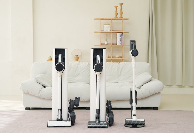 LG전자가 인공지능으로 고객의 사용 패턴을 분석해 청소기의 흡입력을 알아서 조절해 주는 무선청소기 'LG 코드제로 오브제컬렉션 A9 AI'를 출시했다고 30일 밝혔다. 사진은 왼쪽부터 A9 AI, A7 코어, A5 제품. (LG전자 제공. 재판매 및 DB 금지) 2025.4.30/뉴스1 ⓒ News1 이연주 기자