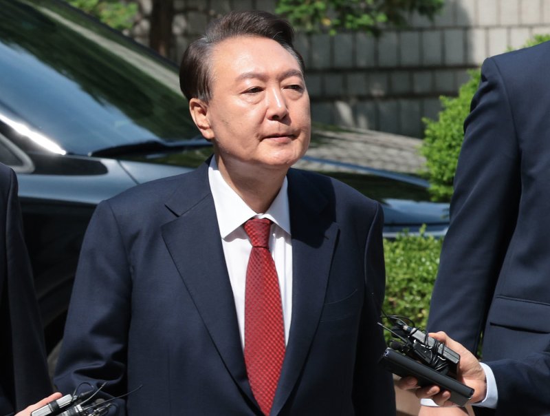 윤석열 전 대통령이 26일 서울 서초구 서울중앙지방법원에서 열린 내란 우두머리 혐의ㆍ직권남용 권리행사 방해 혐의 사건 5차 공판에 출석하고 있다. 2025.5.26/뉴스1 ⓒ News1 사진공동취재단