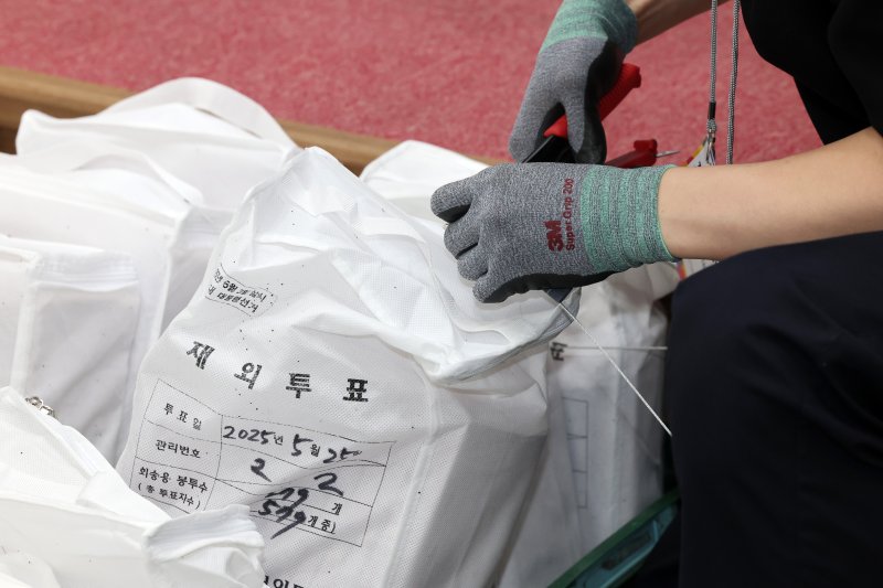 [인천공항=뉴시스] 김선웅 기자 =제21대 대통령선거를 일주일 앞둔 27일 인천국제공항 국제우편물류센터에서 우정사업본부 직원들이 국내로 회송된 재외투표지를 인계받고 있다.중앙선관위는 외교부, 우정사업본부와 합동으로 118개국 223개 재외투표소에서 외교행낭을 통해 국내로 회송된 재외투표지를 확인·분류하여 구·시·군선관위로 발송한다. (공동취재) 2025.05.27. photo@newsis.com