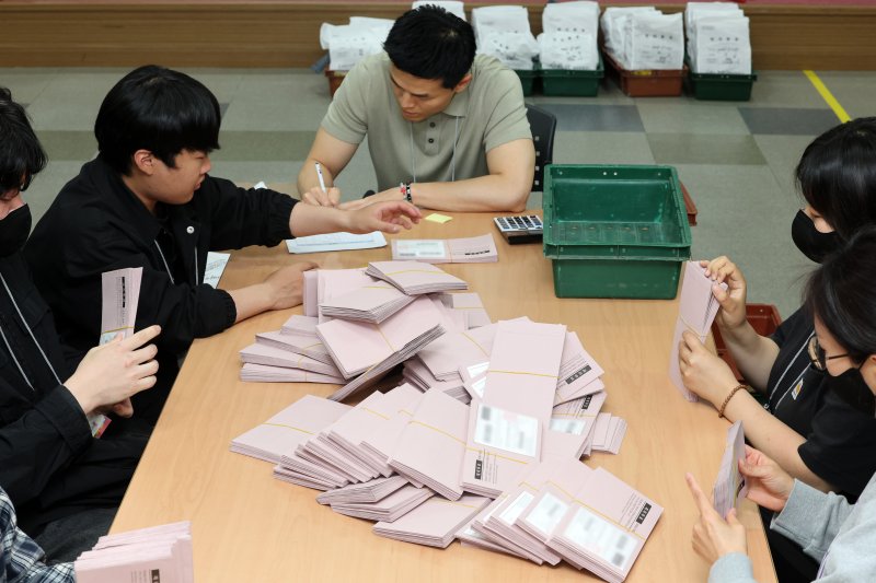 [인천공항=뉴시스] 김선웅 기자 =제21대 대통령선거를 일주일 앞둔 27일 인천국제공항 국제우편물류센터에서 우정사업본부 직원들이 국내로 회송된 재외투표지를 확인하고 있다.중앙선관위는 외교부, 우정사업본부와 합동으로 118개국 223개 재외투표소에서 외교행낭을 통해 국내로 회송된 재외투표지를 확인·분류하여 구·시·군선관위로 발송한다. (공동취재) 2025.05.27. photo@newsis.com