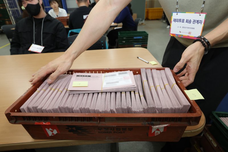 [인천공항=뉴시스] 김선웅 기자 =제21대 대통령선거를 일주일 앞둔 27일 인천국제공항 국제우편물류센터에서 우정사업본부 직원들이 국내로 회송된 재외투표지를 확인하고 있다.중앙선관위는 외교부, 우정사업본부와 합동으로 118개국 223개 재외투표소에서 외교행낭을 통해 국내로 회송된 재외투표지를 확인·분류하여 구·시·군선관위로 발송한다. (공동취재) 2025.05.27. photo@newsis.com