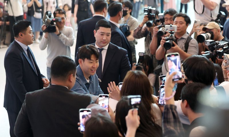[인천공항=뉴시스] 김선웅 기자 = 유로파리그에서 우승한 토트넘의 손흥민이 27일 인천국제공항을 통해 귀국하며 팬들에게 인사를 하고 있다. 2025.05.27. mangusta@newsis.com