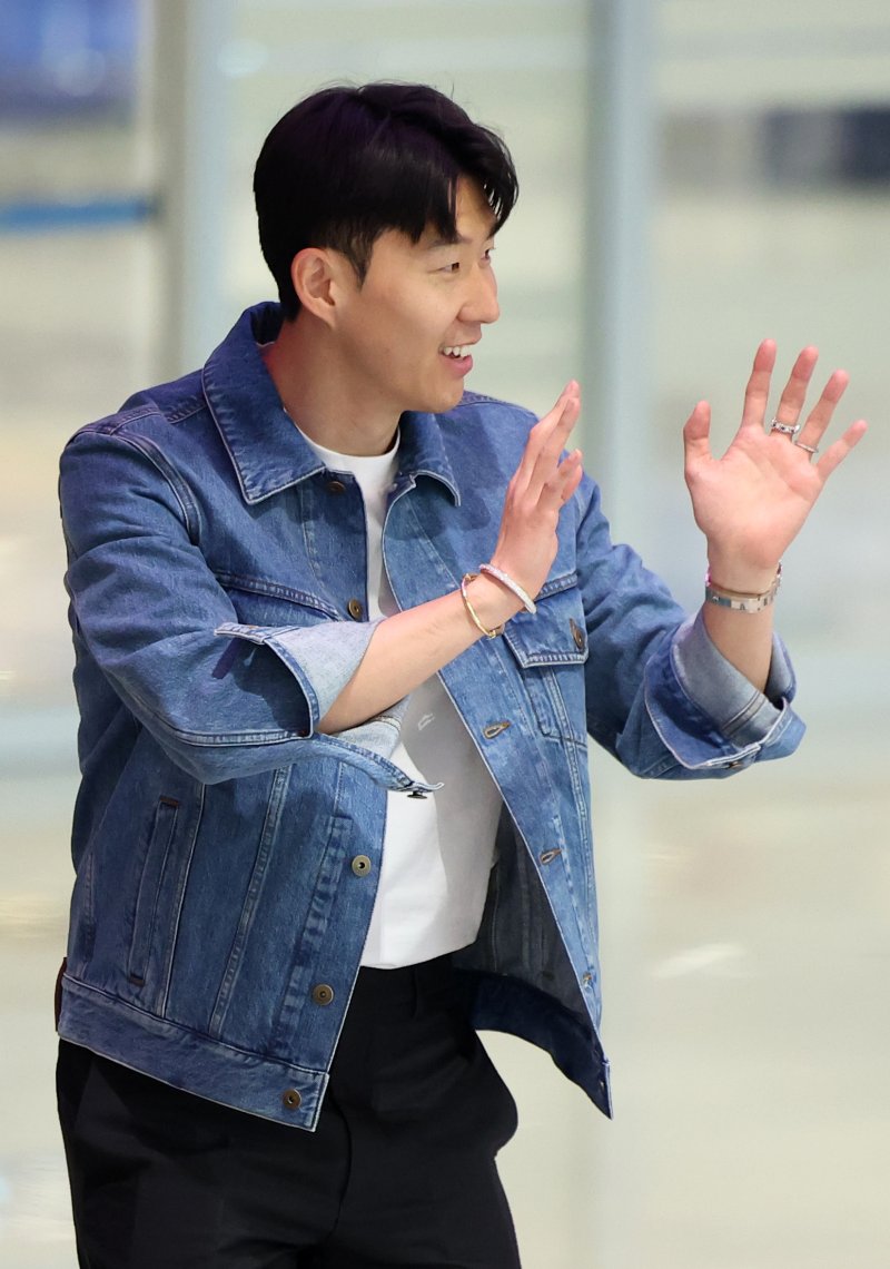 [인천공항=뉴시스] 김선웅 기자 = 유로파리그에서 우승한 토트넘의 손흥민이 27일 인천국제공항을 통해 귀국하며 팬들에게 인사를 하고 있다. 2025.05.27. mangusta@newsis.com