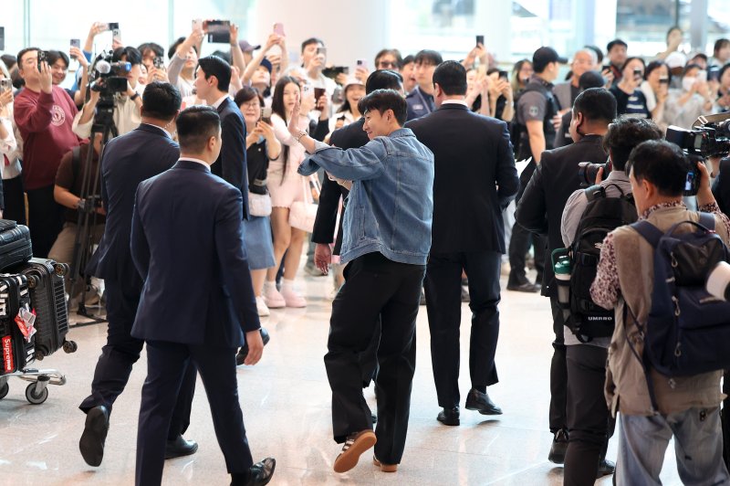 [인천공항=뉴시스] 김선웅 기자 = 유로파리그에서 우승한 토트넘의 손흥민이 27일 인천국제공항을 통해 귀국하며 팬들에게 인사를 하고 있다. 2025.05.27. mangusta@newsis.com
