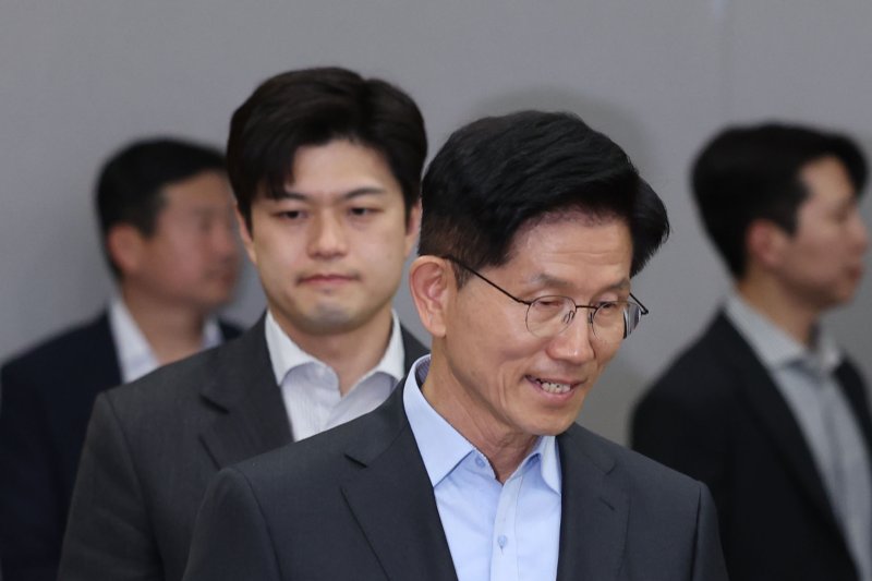 [평택=뉴시스] 권창회 기자 = 김문수 국민의힘 대선 후보가 26일 경기 평택시 삼성전자 평택캠퍼스를 방문해 김용태 비대위원장과 함께 간담회실로 들어서고 있다. 2025.05.26. kch0523@newsis.com