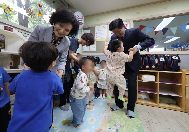 김문수 국민의힘 대통령 후보와 설난영 여사가 22일 경기 광명시의 한 어린이집에서 아이들을 만나고 있다. (공동취재) 2025.5.22/뉴스1 ⓒ News1 이광호 기자
