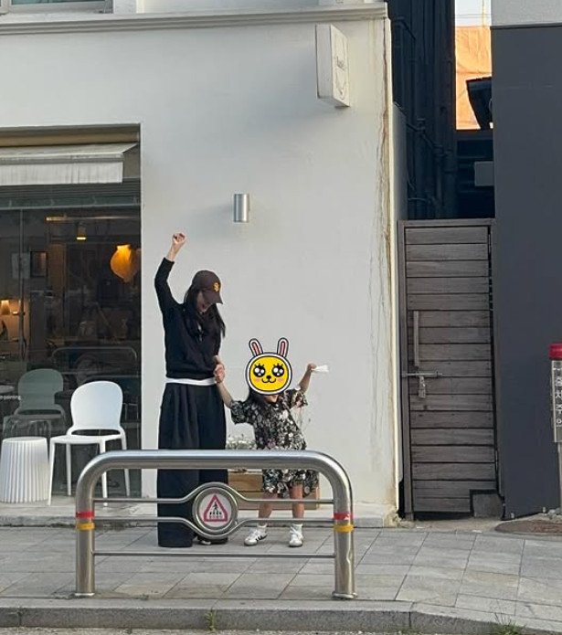 최지우, 서촌에 등장한 '지우 히메'…훌쩍 큰 5세 딸과 데이트 [N샷]