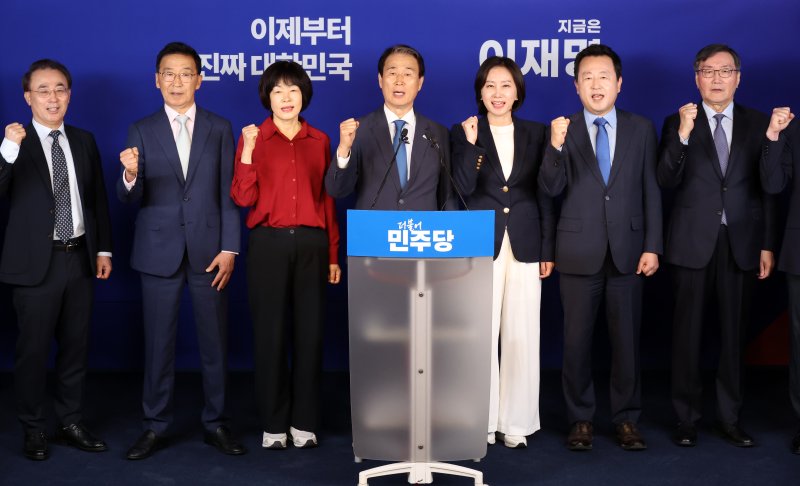 [서울=뉴시스] 조성우 기자 = 권오을(왼쪽 다섯 번째) 전 의원 등 이재명 대선후보 지지를 선언한 보수측 인사들이 27일 오전 서울 여의도 중앙당사에서 진짜보수 민주보수 공동선언문을 발표한 뒤 구호를 외치고 있다.왼쪽부터 이종호 전 해군참모총장, 이인기 전 의원, 최연숙, 권오을 전 의원, 허은아 전 개혁신당 대표, 김용남 전 의원, 전광우 이명박 정부 초대 금융위원장. 2025.05.27. xconfind@newsis.com