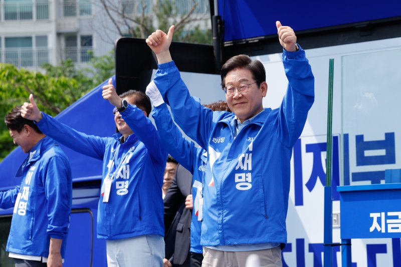 이재명 더불어민주당 대통령 후보가 26일 오후 경기 용인시 단국대학교 죽전캠퍼스 정문 앞을 찾아 지지를 호소하고 있다. 2025.5.26/뉴스1 ⓒ News1 안은나 기자