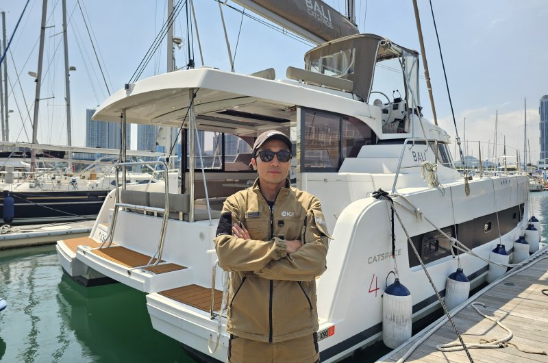 27일 부산 수영만 요트경기장에서 만난 김건우 요트탈래 대표. 본지와 인터뷰 후 요트탈래의 선박 앞에서 포즈를 취하고 있다. 사진=변옥환 기자