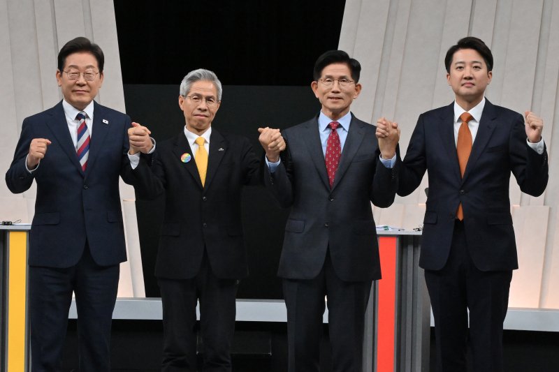 제21대 대선 후보자 토론회 (서울=연합바카라 카지노) 더불어민주당 이재명·민주노동당 권영국·국민의힘 김문수·개혁신당 이준석 대선 후보가 27일 서울 마포구 상암동 MBC 스튜디오에서 진행된 정치 분야 TV토론회에 앞서 포즈를 취하고 있다. 2025.5.27 [국회사진기자단] photo@yna.co.kr (끝)