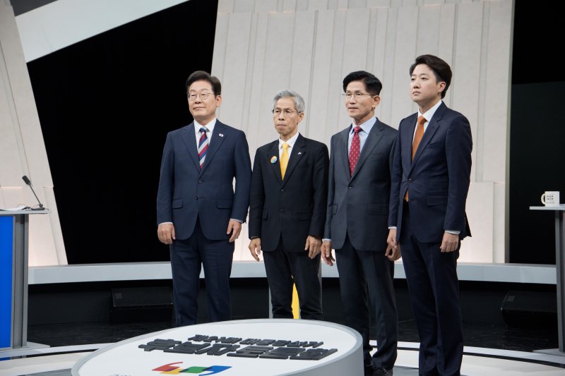 '일방 법안처리 많다' 지적에 이재명 "팩트 아냐, 말할테니 기다리라"