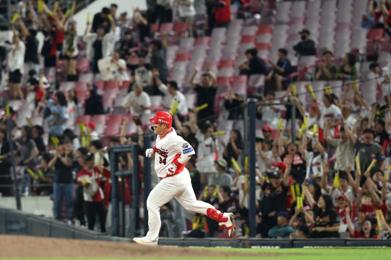 [서울=뉴시스] 프로야구 KIA 타이거즈 최형우가 27일 광주-기아 챔피언스필드에서 열린 2025 신한 쏠뱅크 KBO리그 키움 히어로즈와의 경기 5회말 2점 홈런을 친 뒤 베이스를 돌고 있다. (사진=KIA 타이거즈 제공) 2025.05.27. *재판매 및 DB 금지